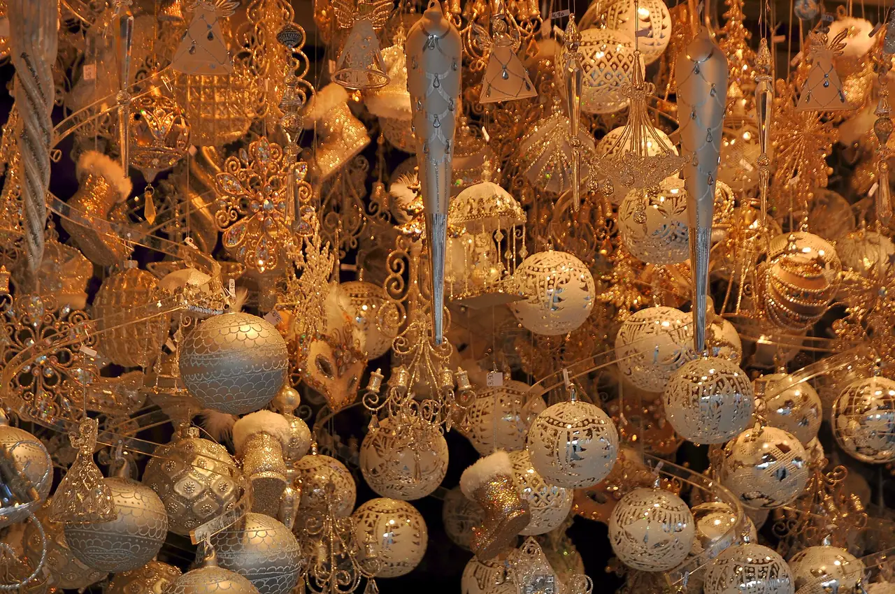 ของตกแต่งต้นคริสต์มาสในร้านที่ตลาด Christkindlmarkt หน้าศาลากลางเมืองเวียนนา ภาพถ่ายจาก Wikimedia Commons