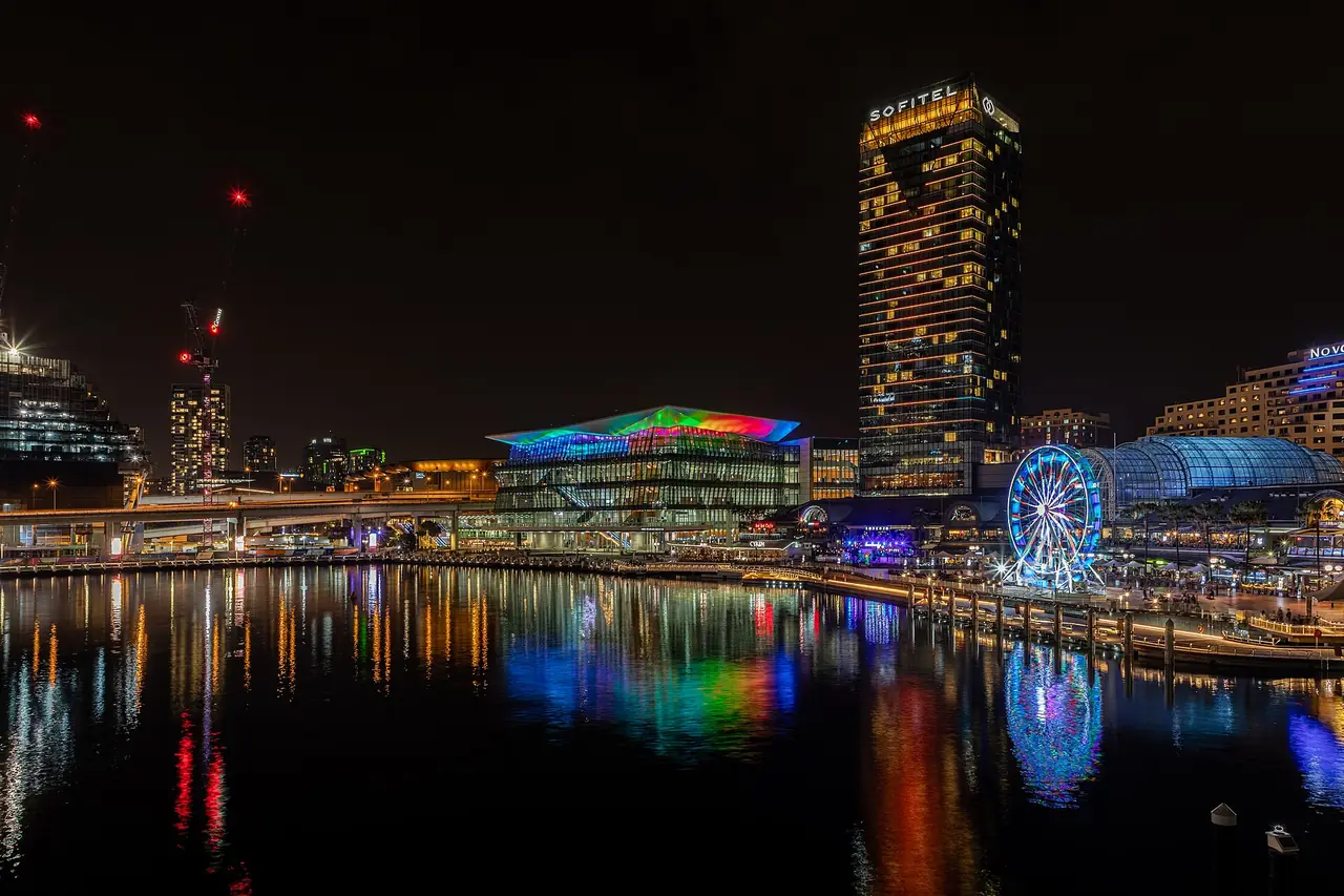 ดาร์ลิงฮาร์เบอร์ตอนกลางคืน ภาพถ่ายจาก Wikimedia Commons
