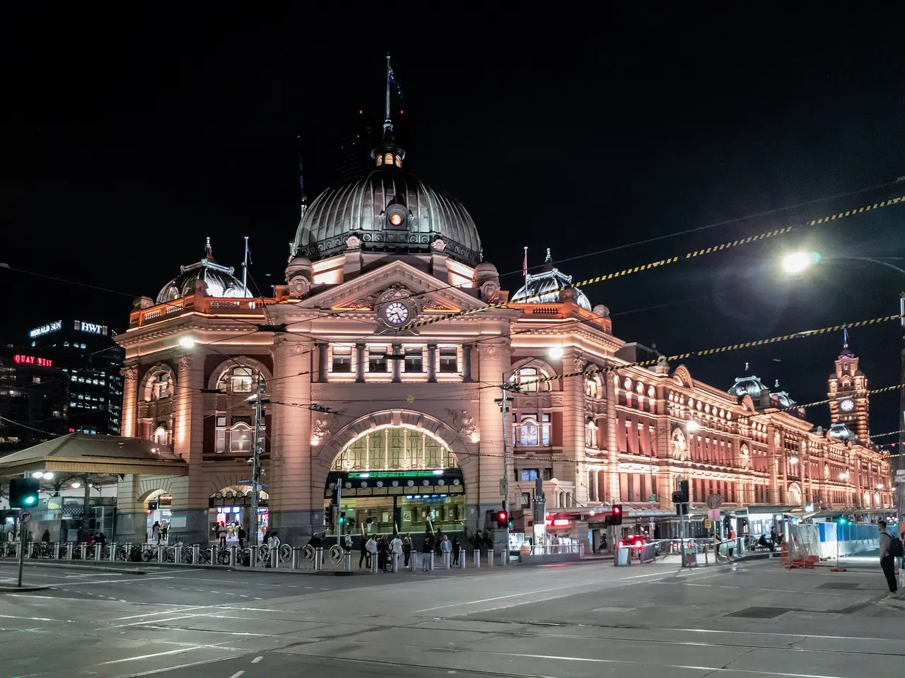 สถานี Flinders Street ในเมลเบิร์น ภาพถ่ายจาก Wikimedia Commons