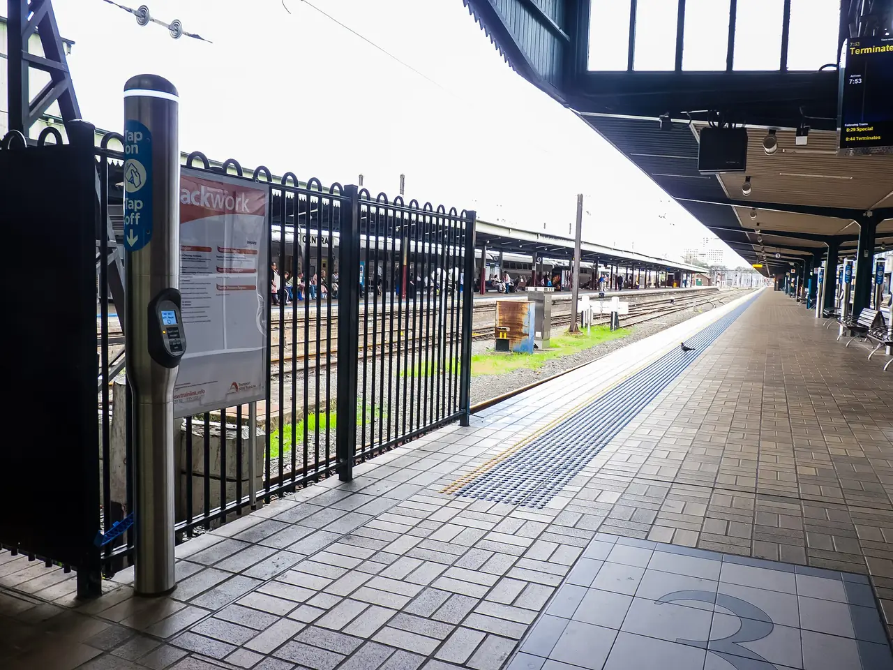 เครื่องแตะบัตร Opal ที่สถานี Central ภาพถ่ายจาก Wikimedia Commons