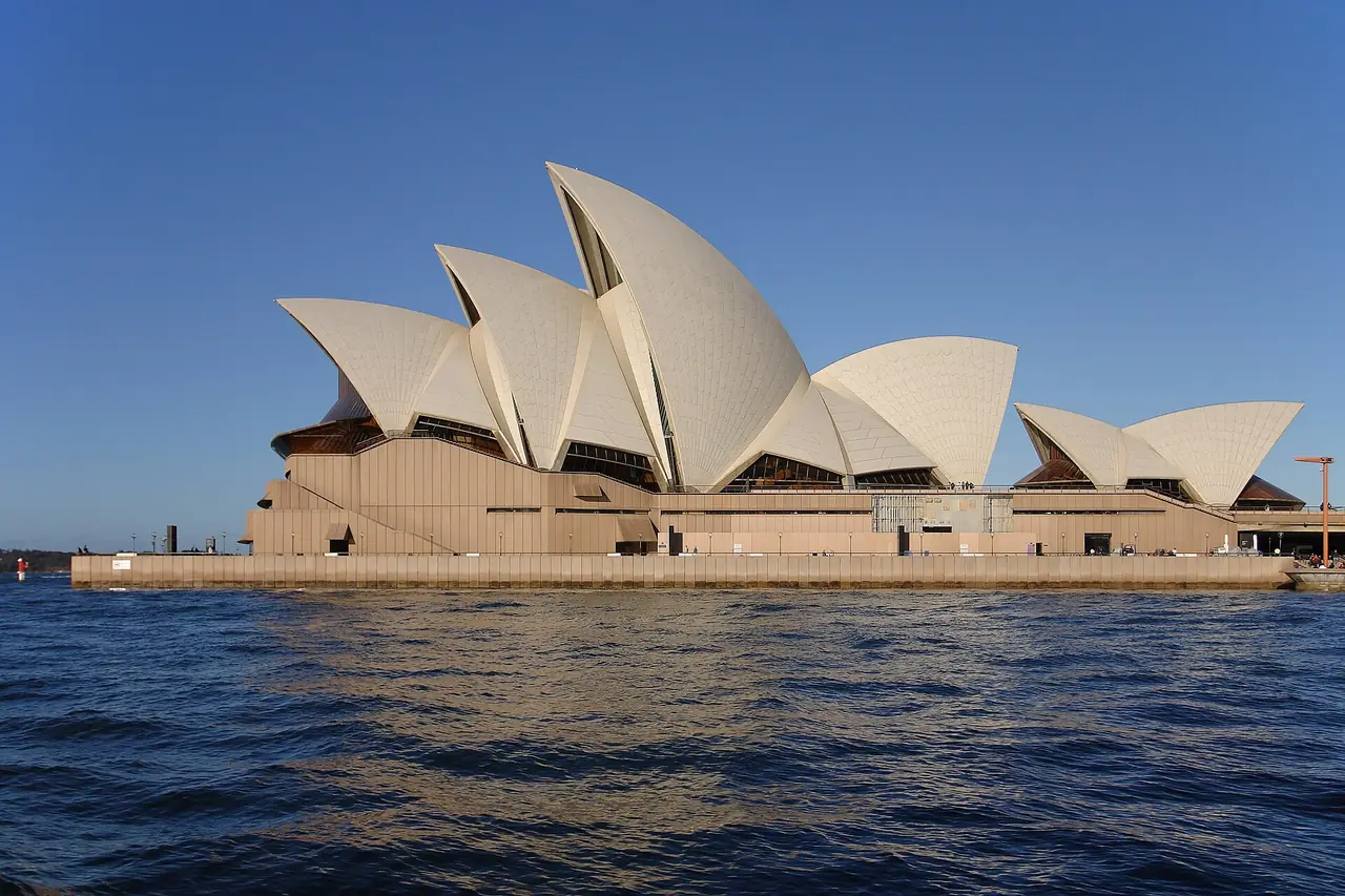 ซิดนีย์โอเปร่าเฮาส์มองจากด้านข้าง ภาพถ่ายจาก Wikimedia Commons