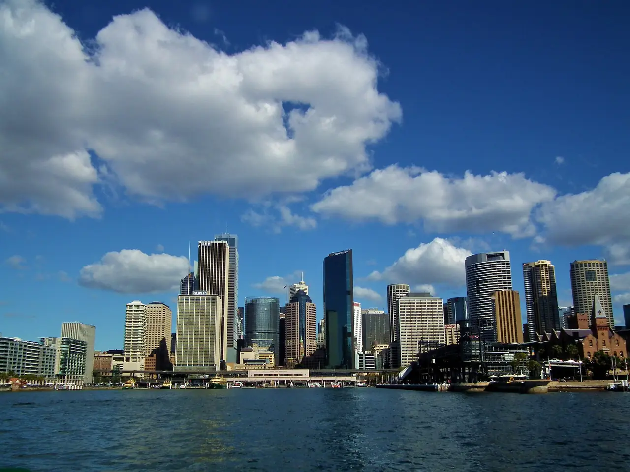 เส้นขอบฟ้าใจกลางเมืองซิดนีย์ มองจากเรือ ภาพถ่ายจาก Wikimedia Commons ไม่ใช่ภาพจากโรงแรม