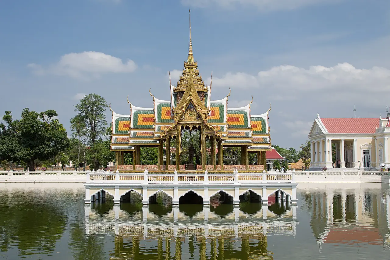 พระที่นั่งไอศวรรย์ทิพยอาสน์กลางสระ พระราชวังบางปะอิน ภาพถ่ายจาก Wikimedia Commons (JJ Harrison, CC BY-SA 3.0)