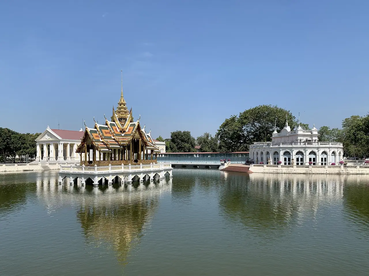ศาลากลางสระและอาคารโดยรอบ พระราชวังบางปะอิน ภาพถ่ายจาก Wikimedia Commons (Chainwit., CC BY 4.0)