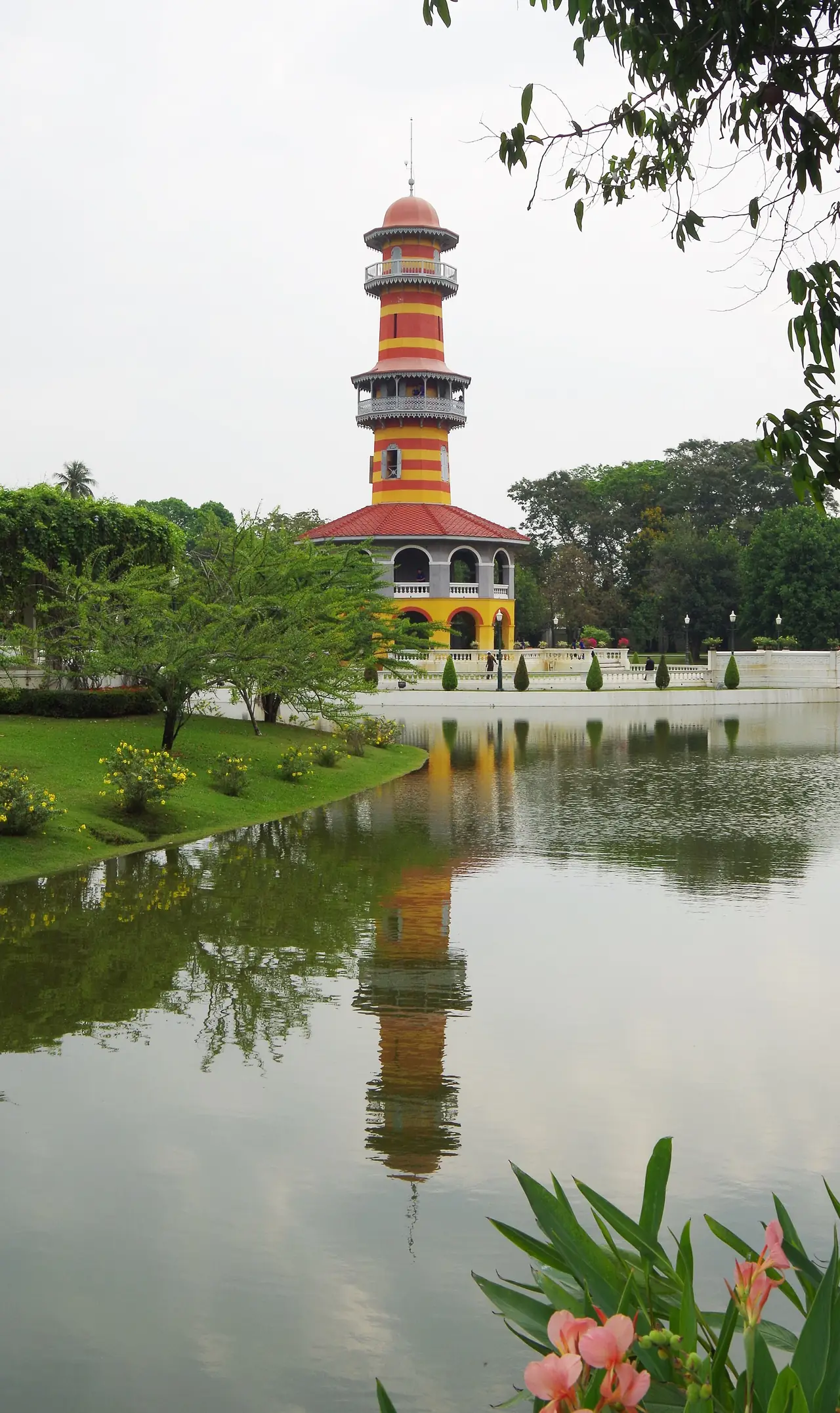 หอวิทูรทัศนา หอสูงในสวนพระราชวังบางปะอิน ภาพถ่ายจาก Wikimedia Commons (Balou46, CC BY-SA 3.0)