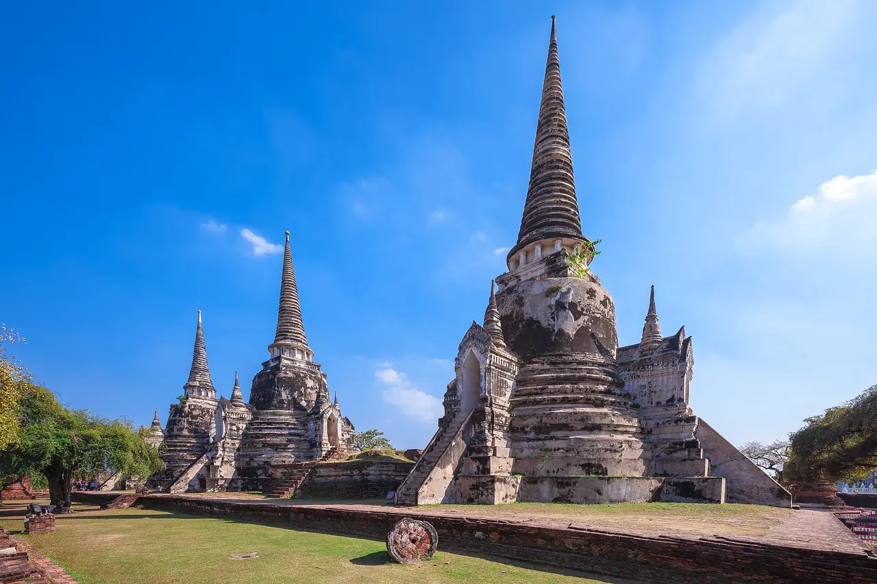 เจดีย์ทรงระฆังสามองค์ที่วัดพระศรีสรรเพชญ์ ภาพถ่ายจาก Wikimedia Commons (Supanut Arunoprayote, CC BY 4.0)