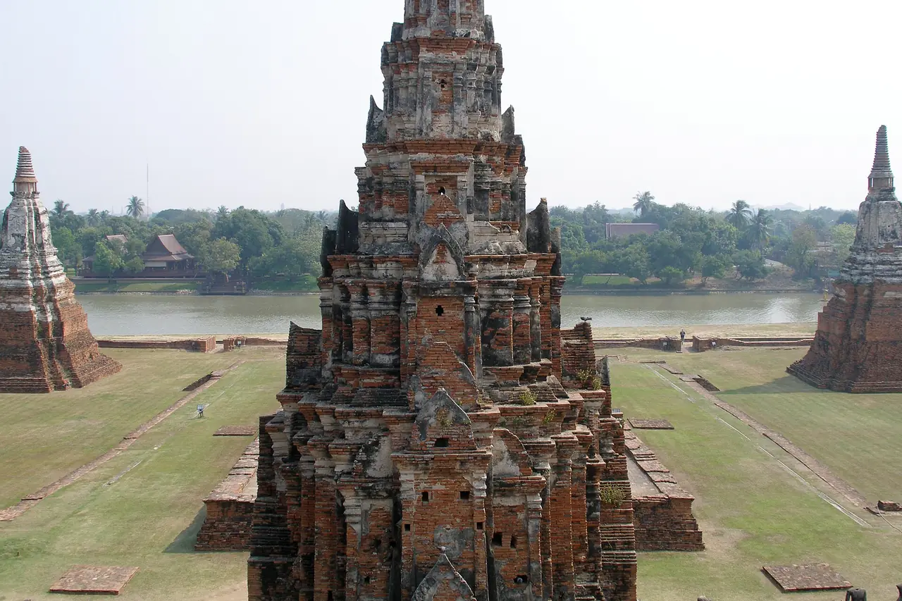 ปรางค์ประธานและปรางค์รายวัดไชยวัฒนาราม ภาพถ่ายจาก Wikimedia Commons (Vyacheslav Argenberg, CC BY 4.0)