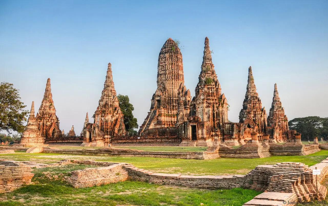 วัดไชยวัฒนารามเมื่อมองช่วงพระอาทิตย์ตก ภาพถ่ายจาก Wikimedia Commons (Justin Vidamo, CC BY 2.0)