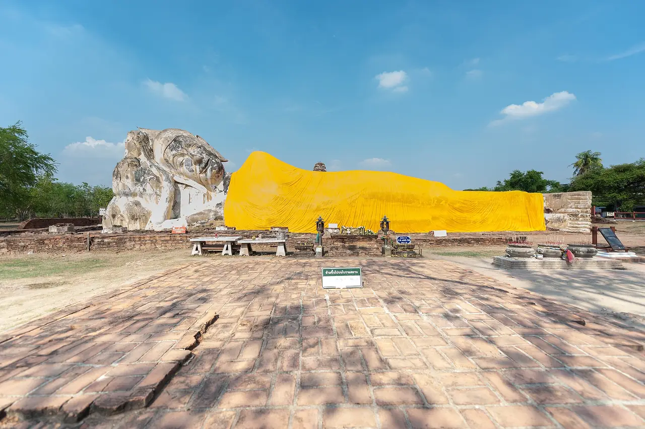 พระพุทธรูปปางไสยาสน์ที่วัดโลกยสุธาราม ภาพถ่ายจาก Wikimedia Commons (Preecha.MJ, CC BY-SA 4.0)
