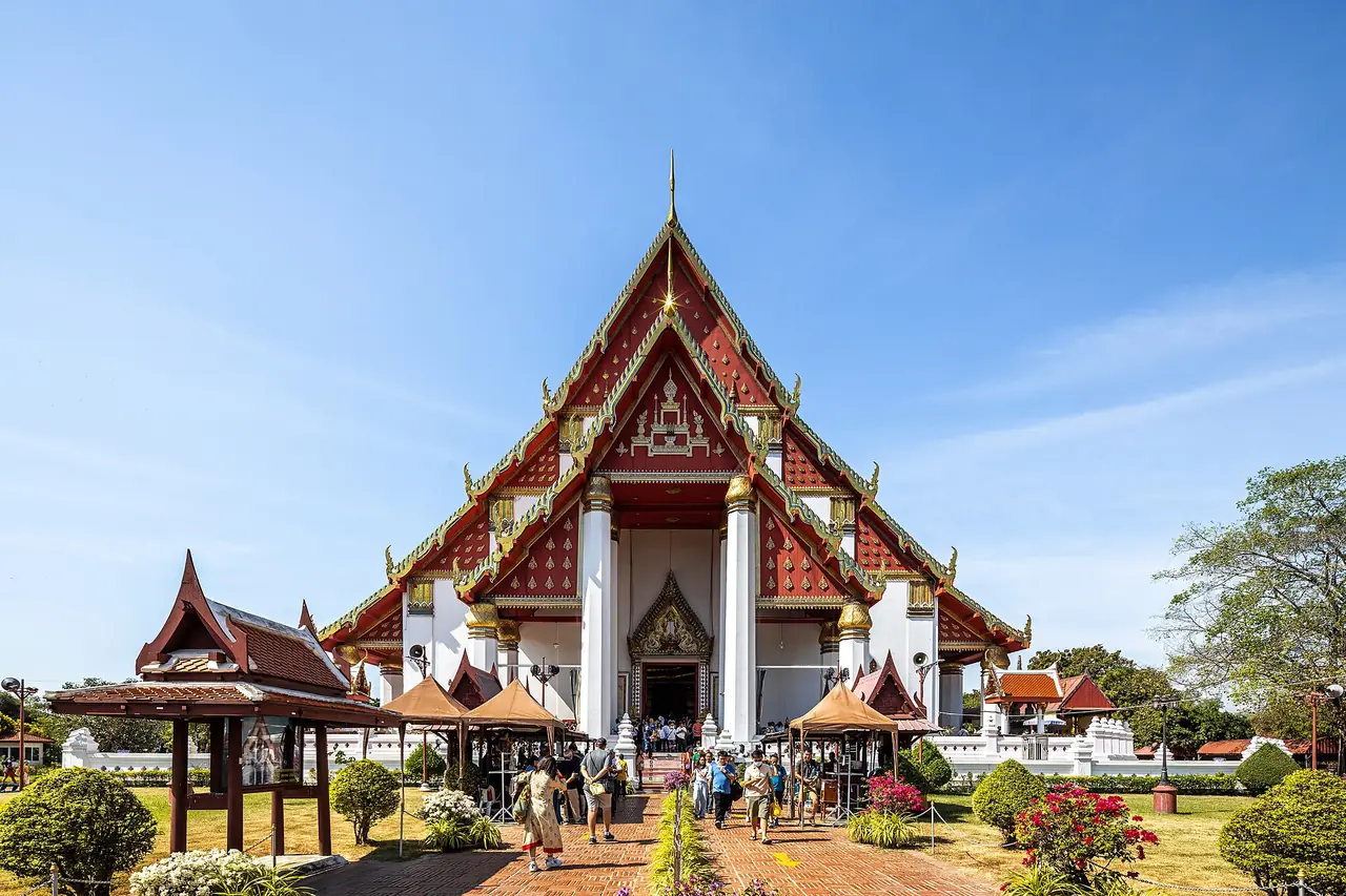 วิหารพระมงคลบพิตร ที่ตั้งติดกับวัดพระศรีสรรเพชญ์ ภาพถ่ายจาก Wikimedia Commons (Supanut Arunoprayote, CC BY 4.0)