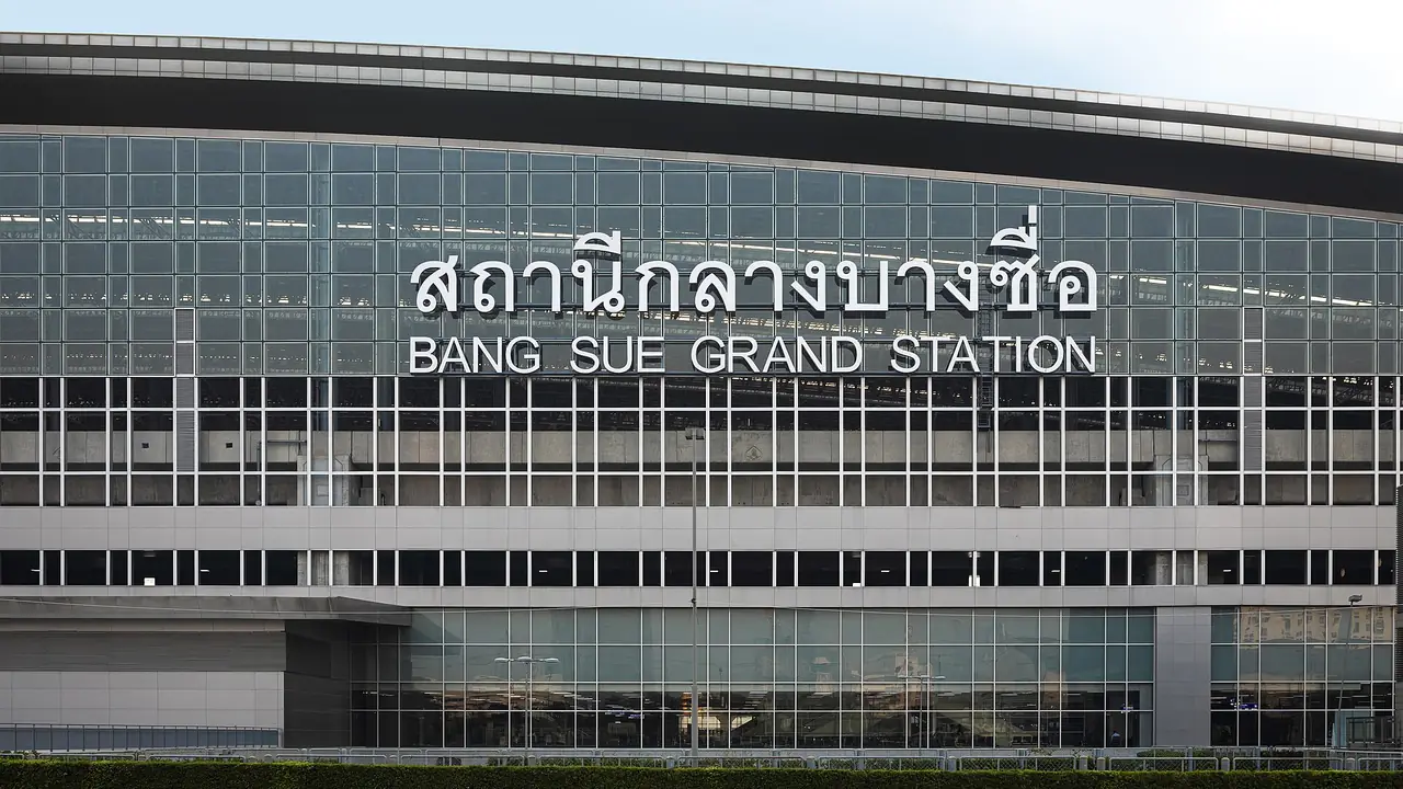 ป้ายสถานีกลางบางซื่อ (ชื่อเดิมของสถานีกลางกรุงเทพอภิวัฒน์) ภาพถ่ายจาก Wikimedia Commons (Supanut Arunoprayote, CC BY 4.0)