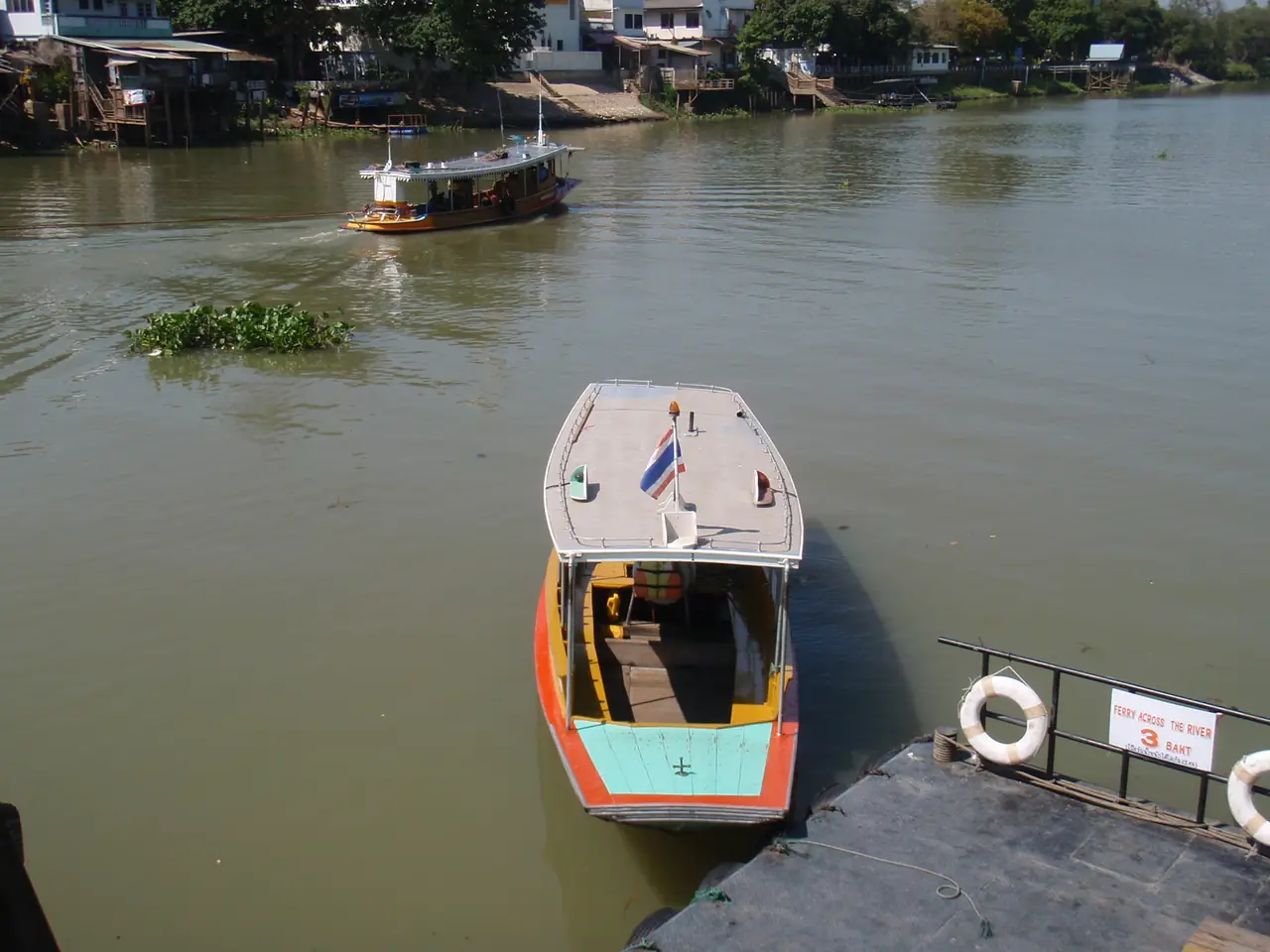 เรือข้ามฟากเชื่อมสถานีรถไฟอยุธยากับตัวเมือง ภาพถ่ายจาก Wikimedia Commons (Raki_Man, CC BY 3.0)