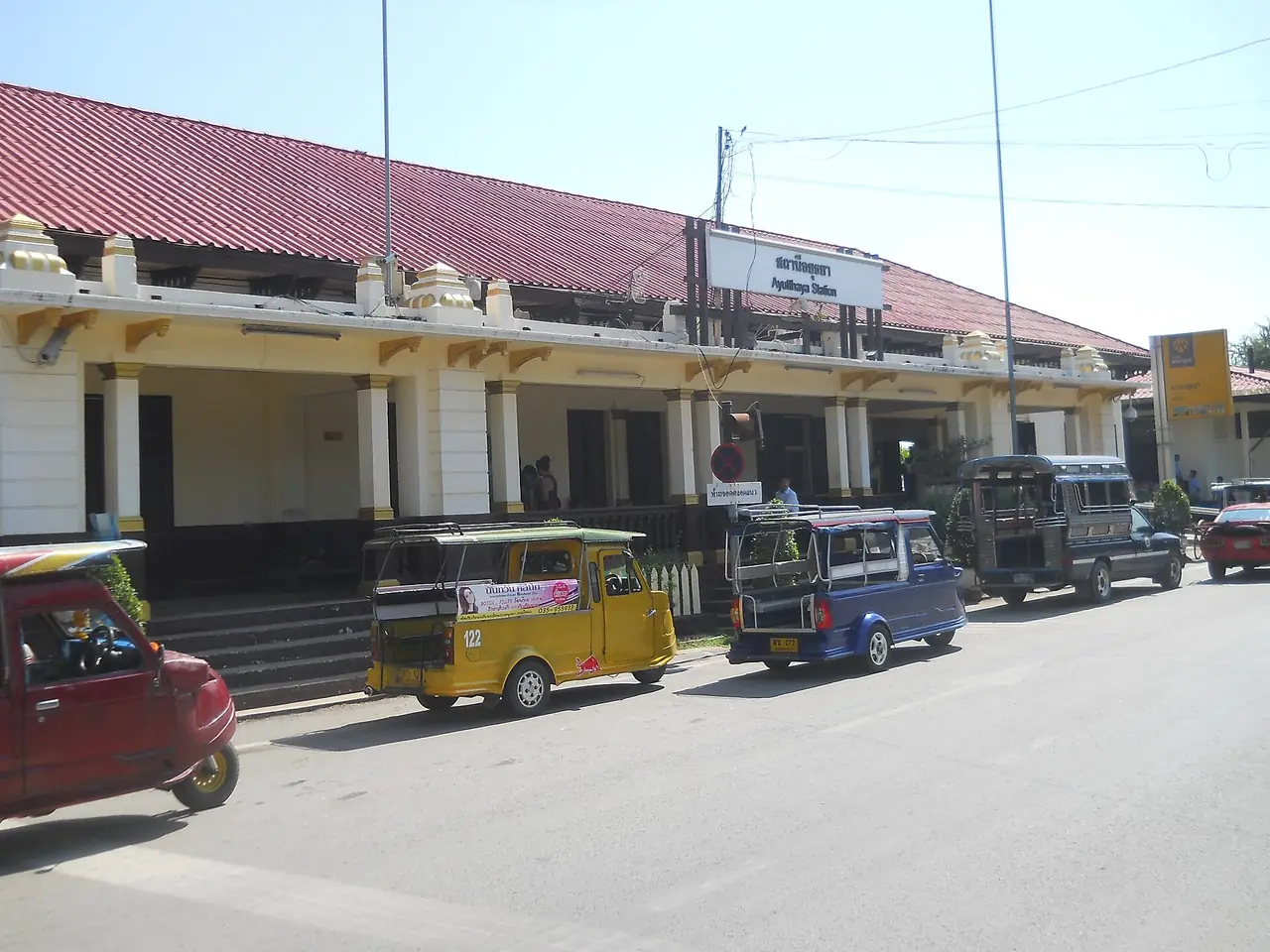ตุ๊กตุ๊กจอดหน้าสถานีรถไฟอยุธยา ภาพถ่ายจาก Wikimedia Commons (Adert, CC BY-SA 4.0)