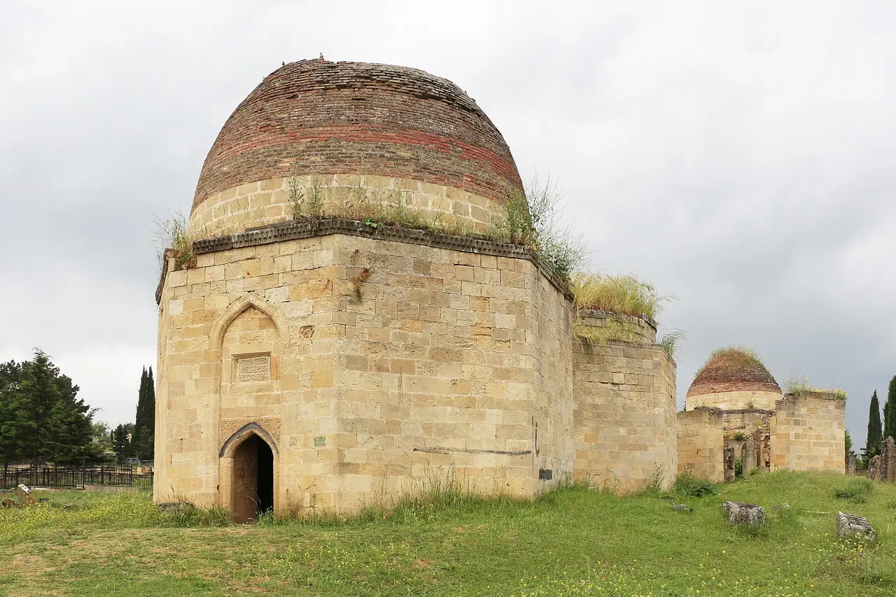 สุสาน Yeddi Gunbaz ที่ชามาคี ภาพจาก Wikimedia Commons ผู้ถ่าย Bernard Gagnon สัญญา CC BY 4.0