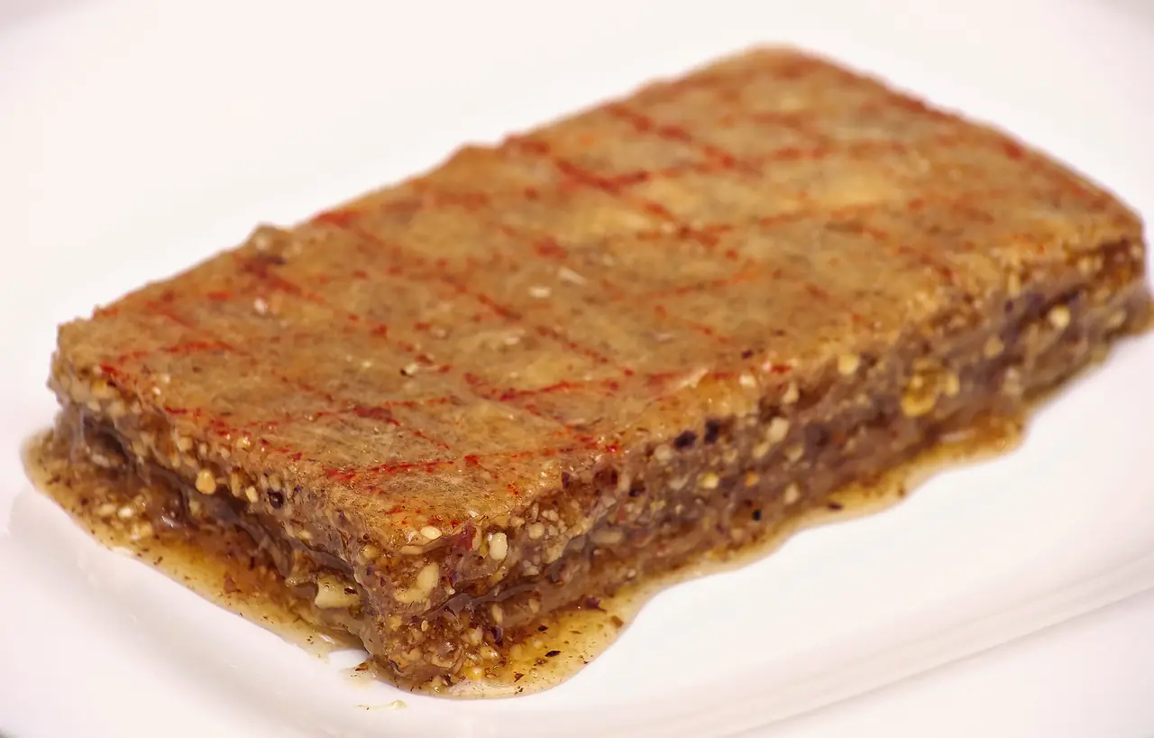 ขนมหวานแบบเชกีหน้าตัดชั้นถั่วและน้ำเชื่อม ไฟล์ชื่อ Shekpakhlava ภาพจาก Wikimedia Commons ผู้ถ่าย Pannet สัญญา CC BY 4.0