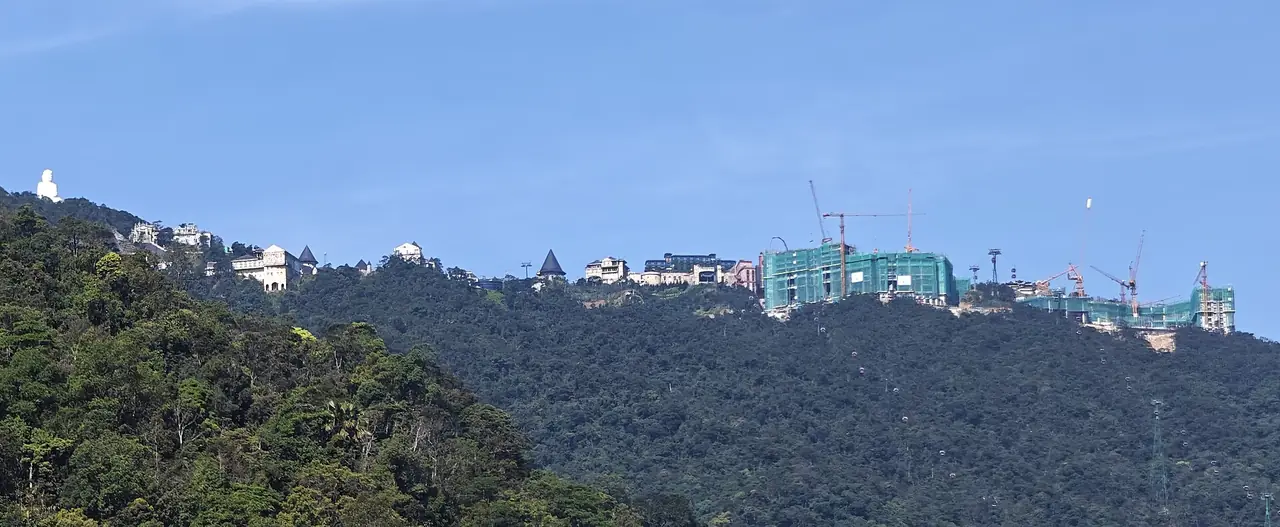 ตัวรีสอร์ตบานาฮิลล์ที่มองเห็นจากกระเช้า