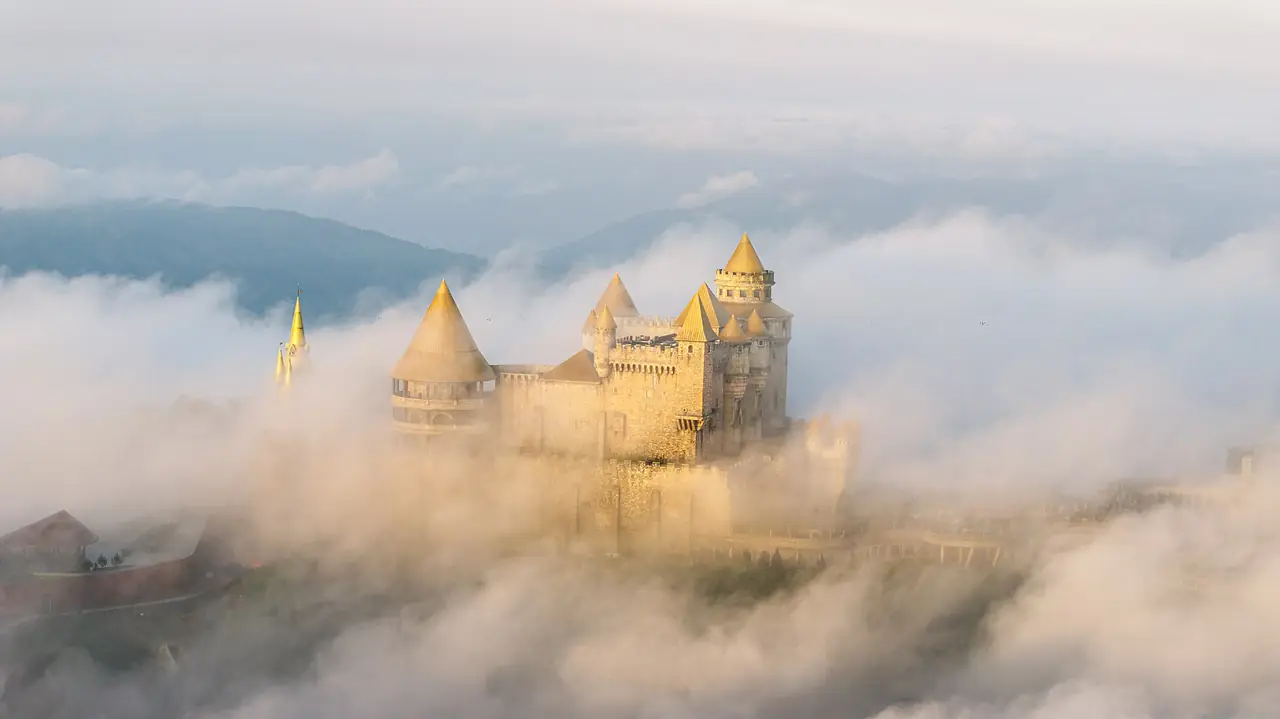 ปราสาทในสวนสนุก Fantasy Park กลางหมอกยามเช้า