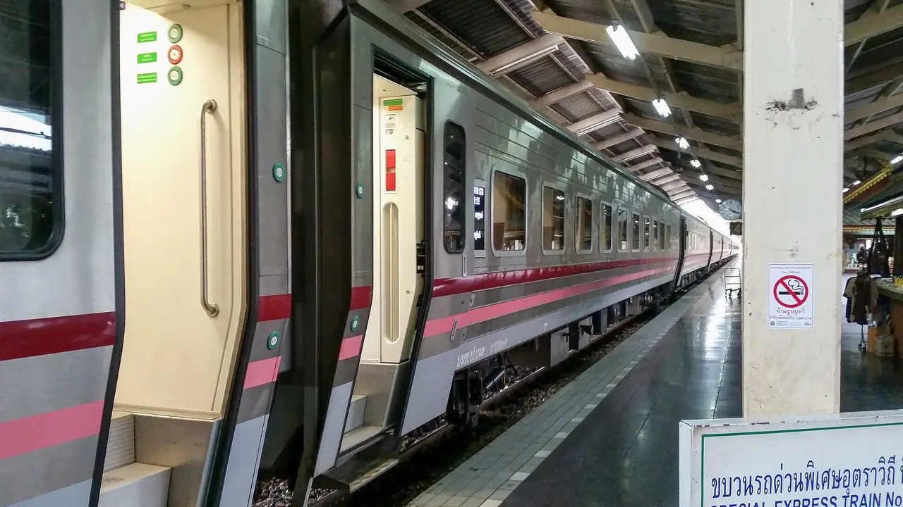 ตู้โดยสารของรถไฟทางไกลที่ชานชาลา