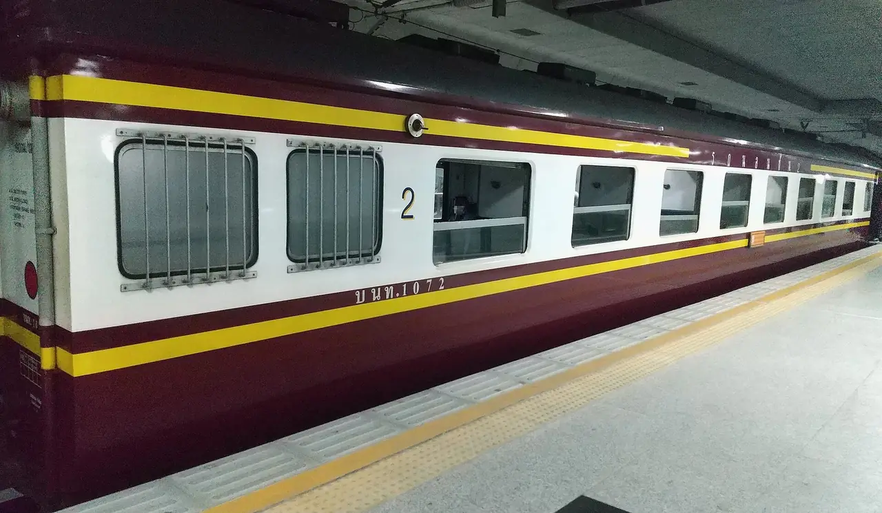 ตู้โดยสารรถไฟที่ชานชาลาสถานีกลางกรุงเทพอภิวัฒน์