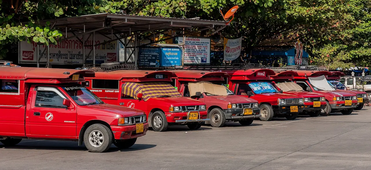 รถแดงที่ลานสถานีขนส่งอาเขตในเชียงใหม่ ใช้เป็นรถรับส่งในเมือง