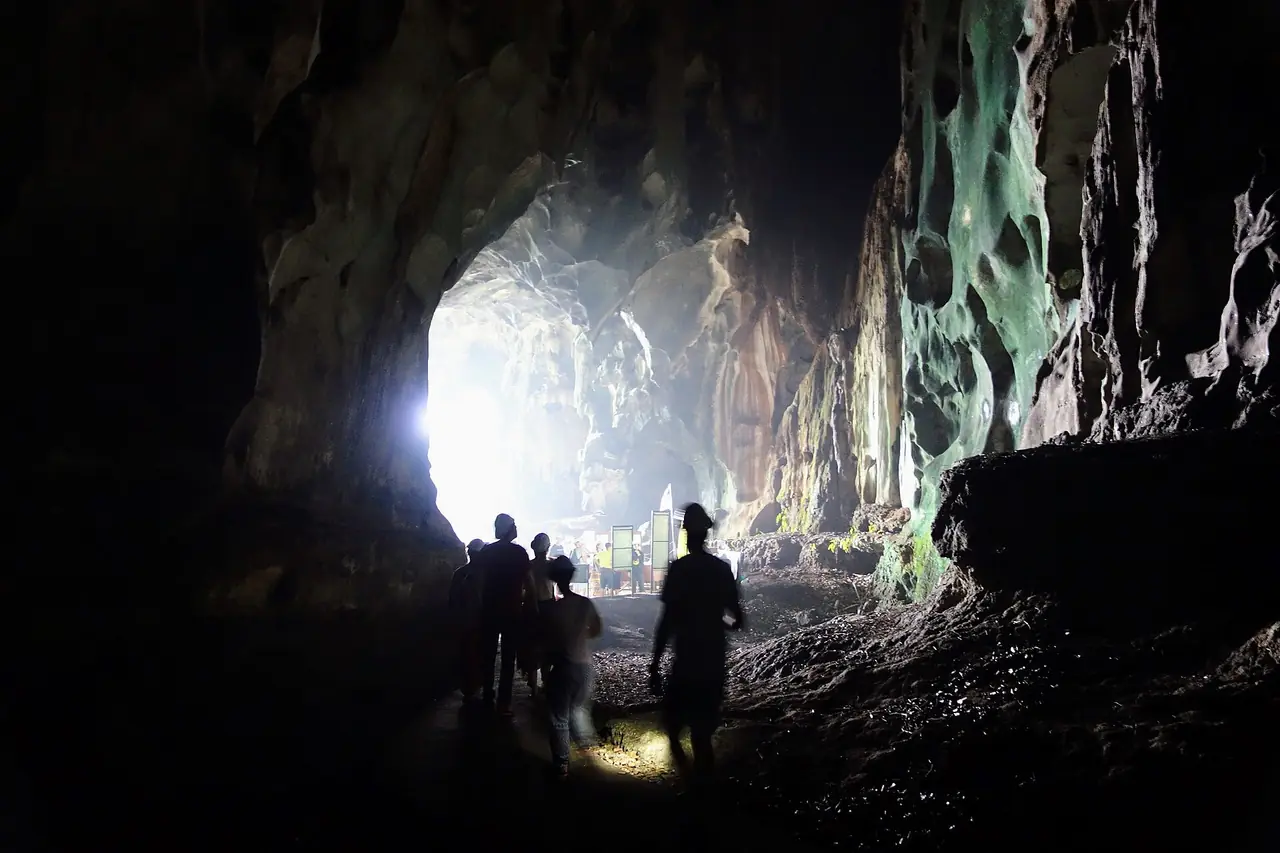 ปากทางภายในถ้ำ Dark Cave ภาพปี 2558