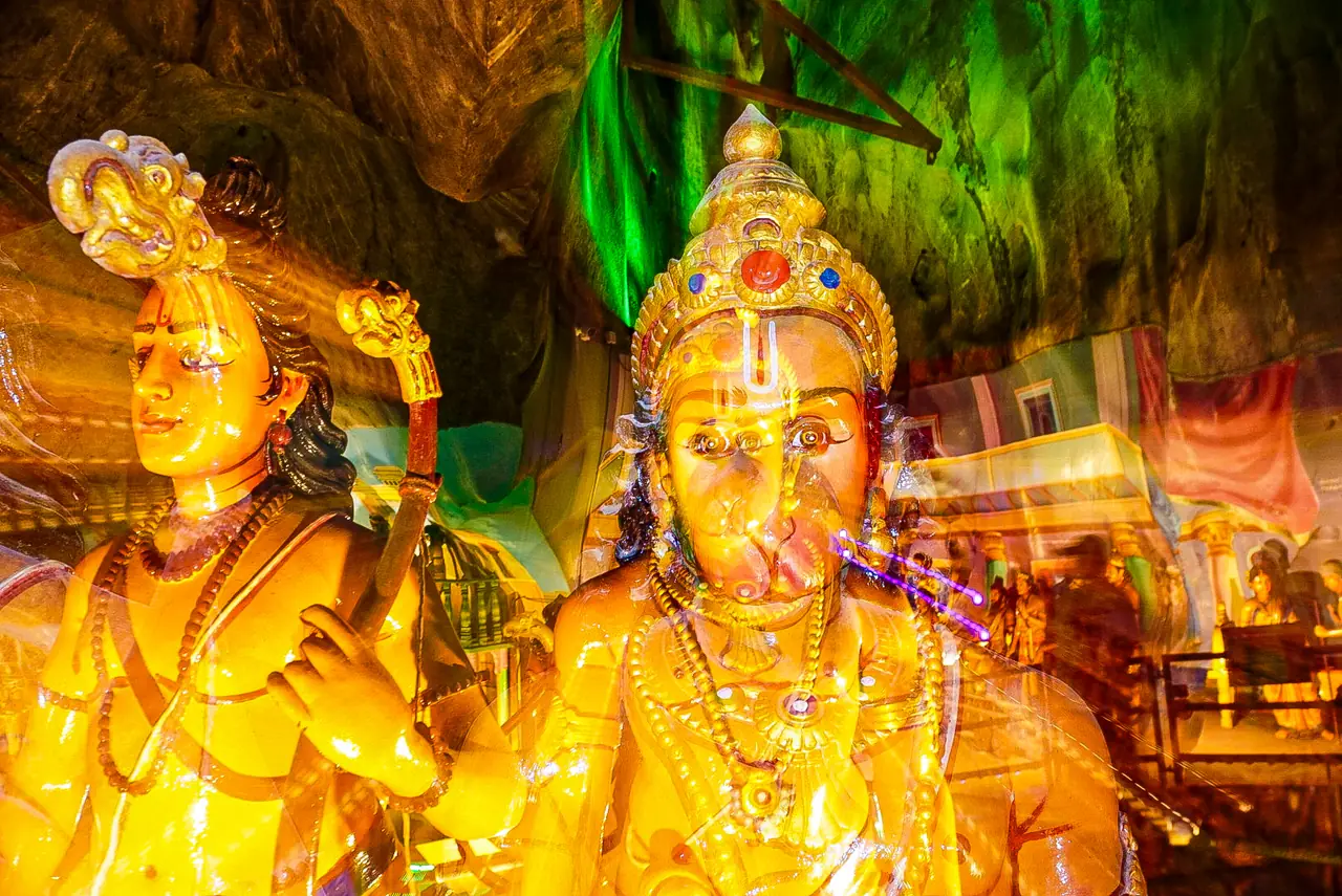 รูปจัดแสดงเทพใน Ramayana Cave