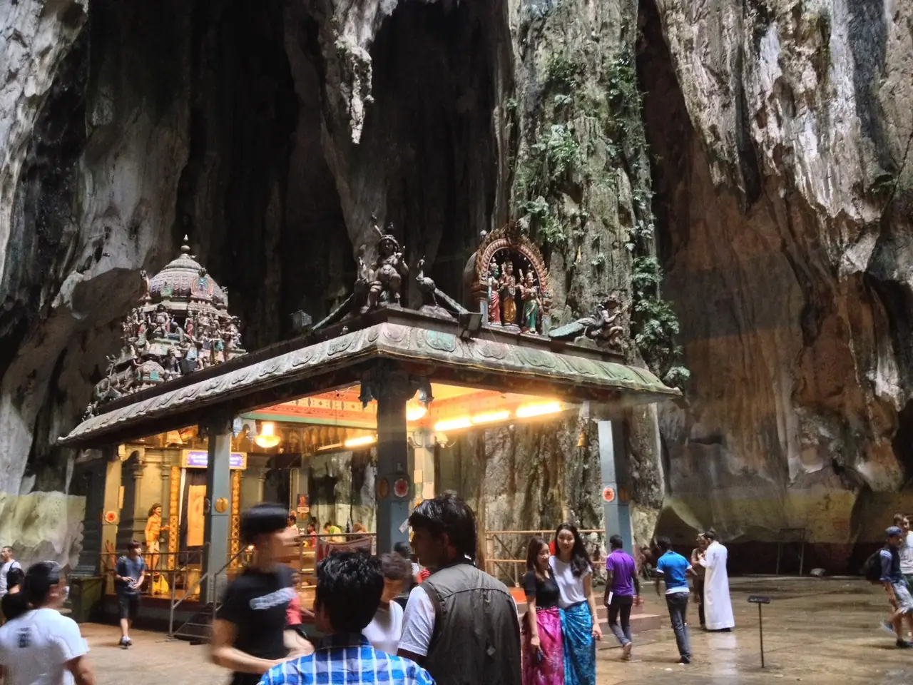 ภายในถ้ำวิหาร Temple Cave ที่ปลายบันได