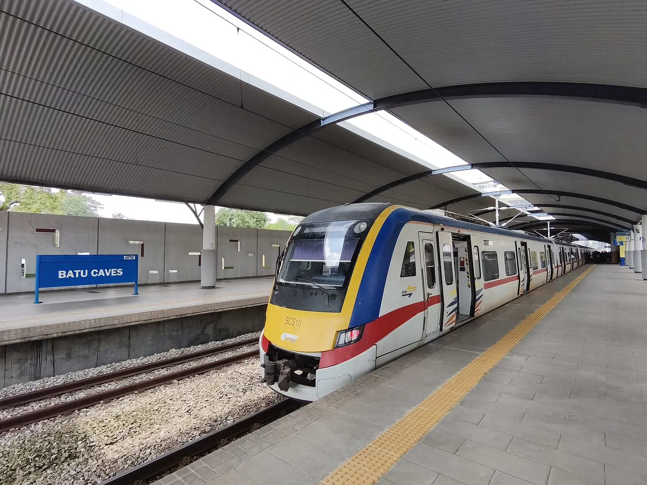 รถไฟ KTM Komuter ที่ชานชาลาสถานี Batu Caves