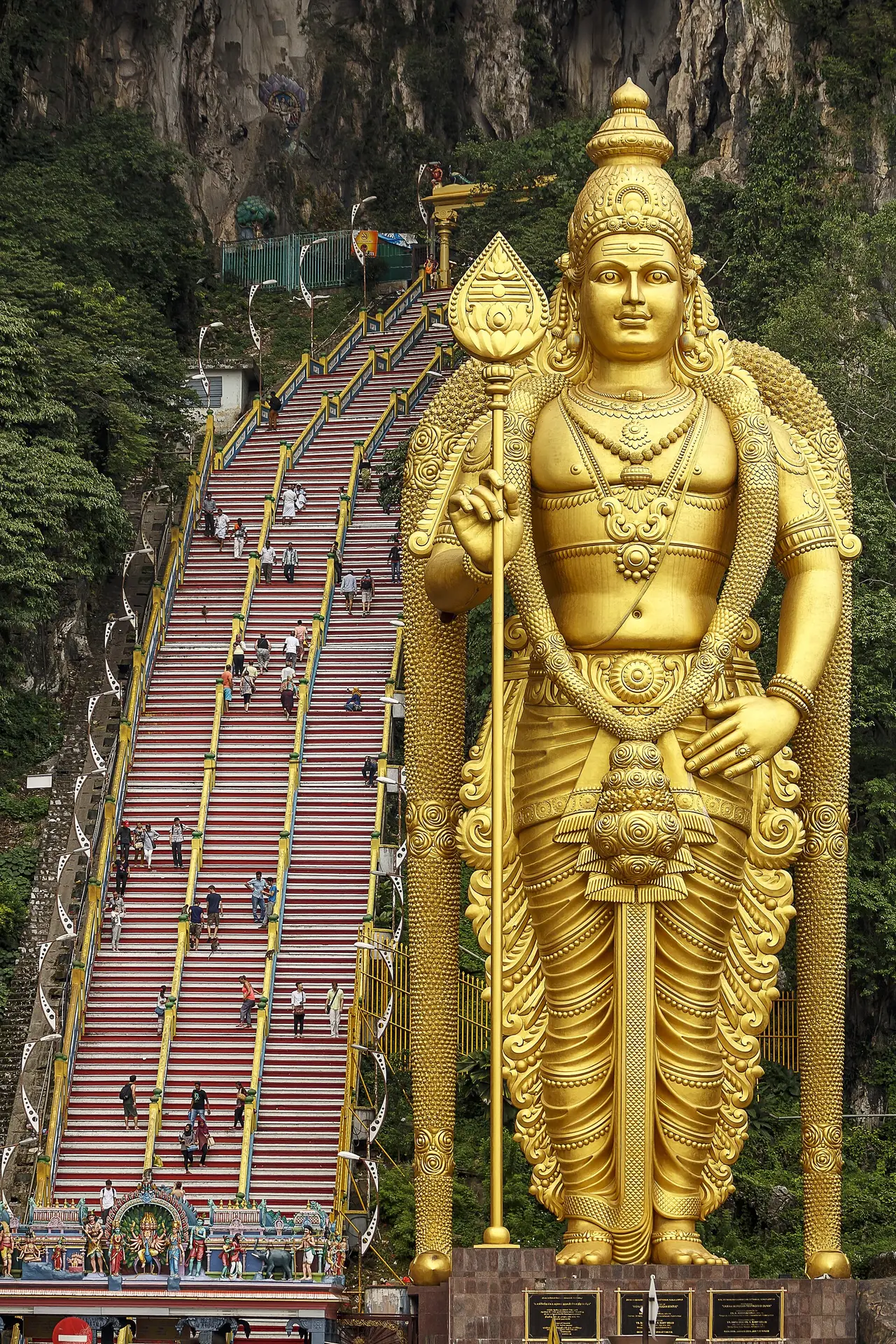 รูปปั้นพระมุรุกันสูง 42.7 เมตร และบันไดสู่ Temple Cave