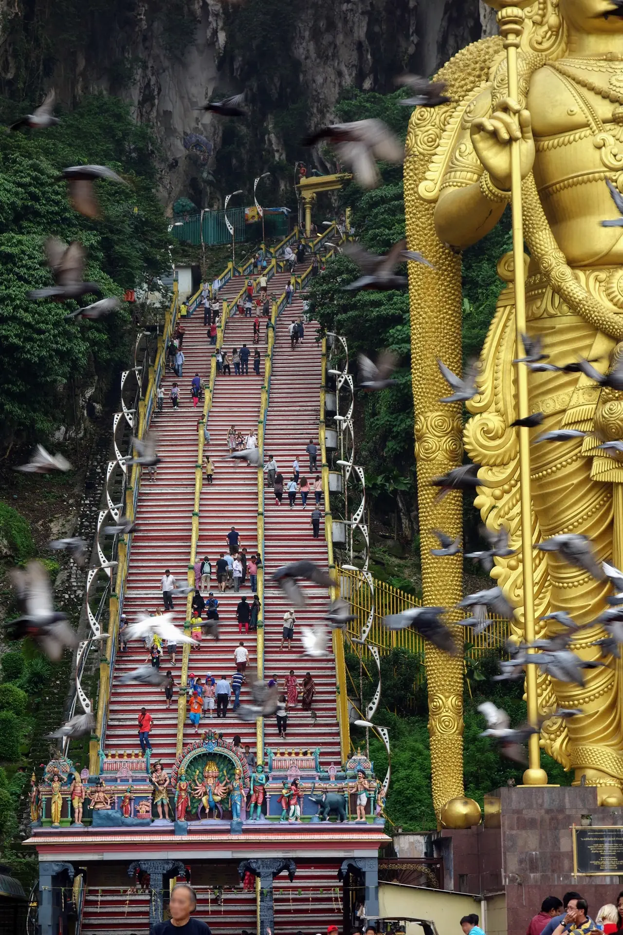 ภาพประกอบ มาเลเซีย: ถ้ำบาตู Batu Caves: ขึ้นฟรี 272 ขั้น นั่ง KTM จาก KL Sentral