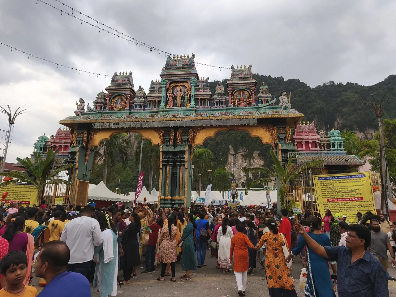 ทางเข้าวัดและฝูงชนช่วงเทศกาล Thaipusam ปี 2568