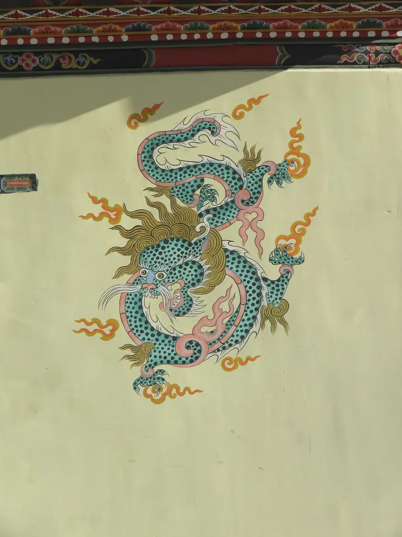 ภาพวาดมังกรสีเขียวบนผนังอาคารในหุบเขาฮา ภาพจาก Wikimedia Commons ผู้ถ่าย Vinayaraj สัญญา CC BY-SA 4.0 ถ่ายปี 2562 ตามชื่อไฟล์ ภาพประกอบบรรยากาศ ไม่ใช่สถานที่ท่องเที่ยวเฉพาะ