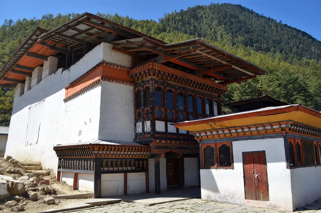 วัดขาว Lhakhang Karpo ในหุบเขาฮา ภาพจาก Wikimedia Commons ผู้ถ่าย Christopher J. Fynn สัญญา CC BY-SA 3.0 ปีที่ถ่ายไม่ระบุในชื่อไฟล์
