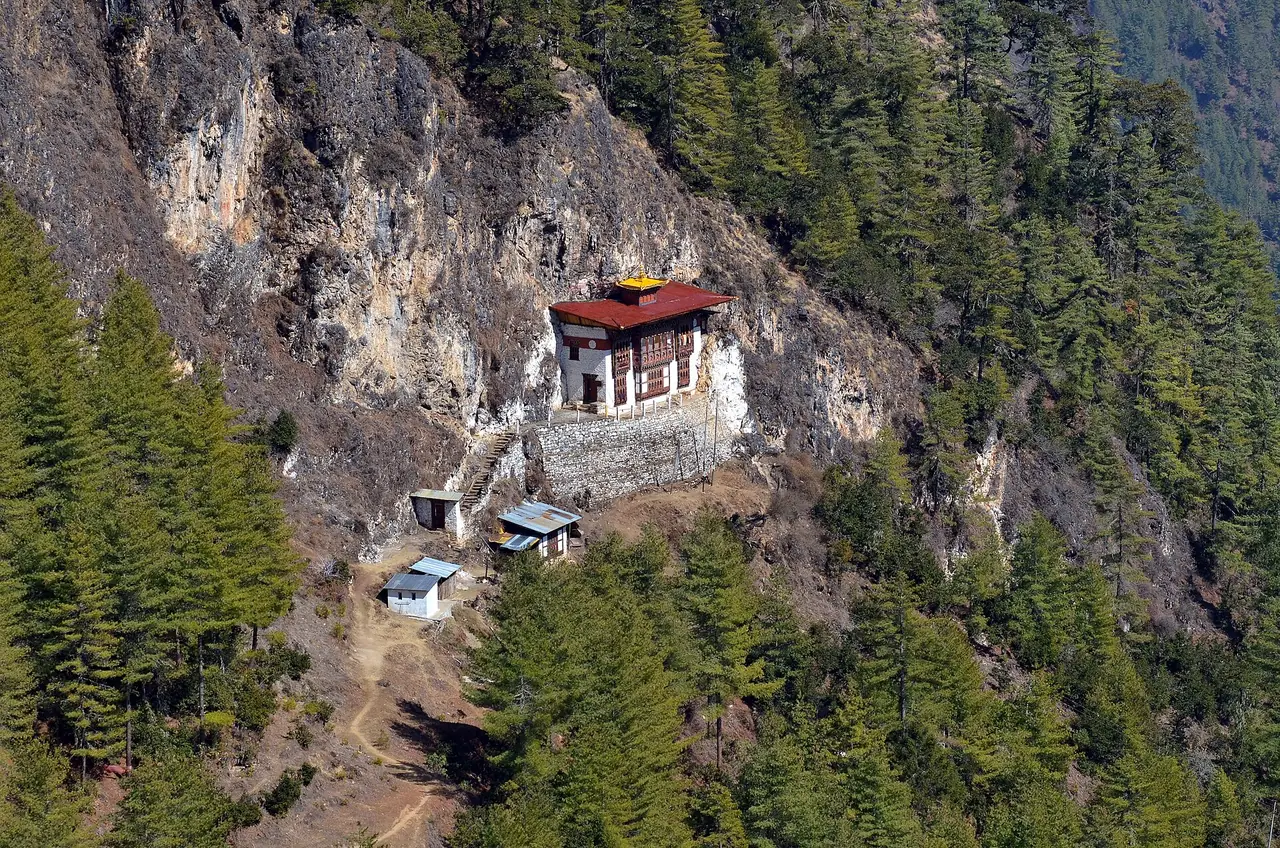 วัดซัลการ์ดรา (Shelkardra) บนหน้าผาเหนือป่าสนในเขตฮา ภาพจาก Wikimedia Commons ผู้ถ่าย Christopher J. Fynn สัญญา CC BY-SA 3.0 ภาพนี้แสดงวัดที่ระบุชื่อตามไฟล์ ไม่ใช่อาศรมจูเนย์ดรัก