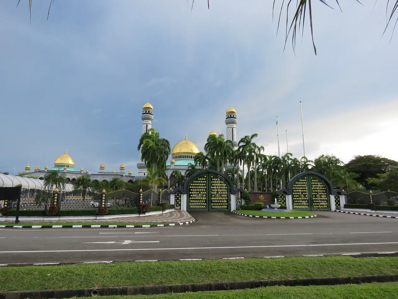 มัสยิด Jame' Asr และประตูทองเขียวมองจากถนน ภาพจาก Wikimedia Commons ผู้ถ่าย Calistemon สัญญา CC BY-SA 4.0 ถ่ายเมษายน 2568 ตามชื่อไฟล์