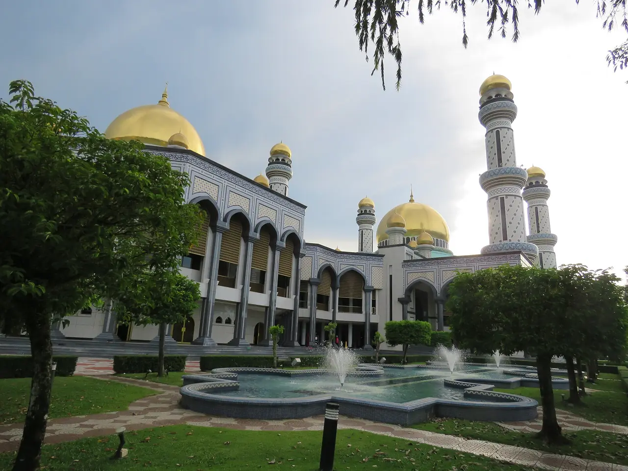 มัสยิด Jame' Asr และสระน้ำพุหน้าอาคาร ภาพจาก Wikimedia Commons ผู้ถ่าย Calistemon สัญญา CC BY-SA 4.0 ถ่ายเมษายน 2568 ตามชื่อไฟล์
