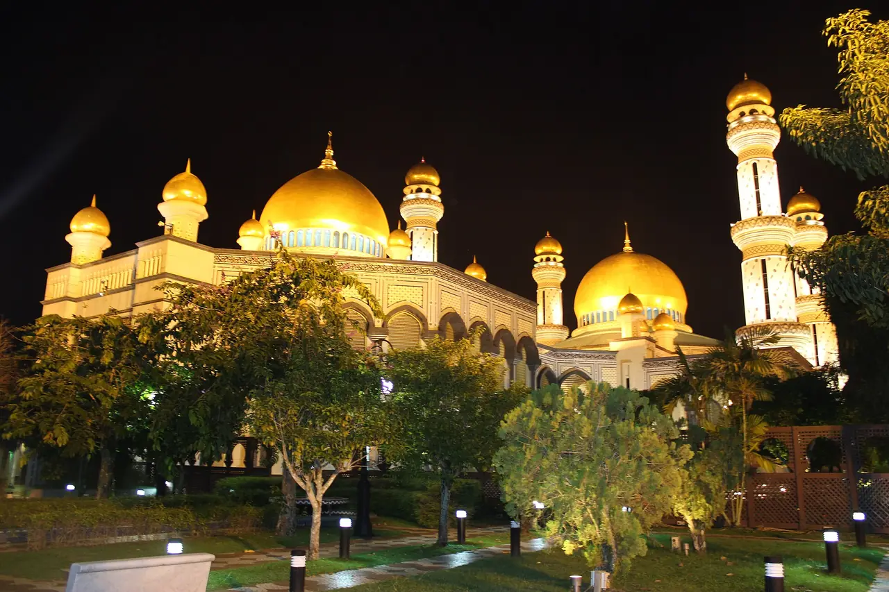 มัสยิด Jame' Asr ยามค่ำคืนเมื่อโดมและมินาเรตส่องไฟ ภาพจาก Wikimedia Commons ผู้ถ่าย Uhooep สัญญา CC BY-SA 4.0 ปีที่ถ่ายไม่ระบุ
