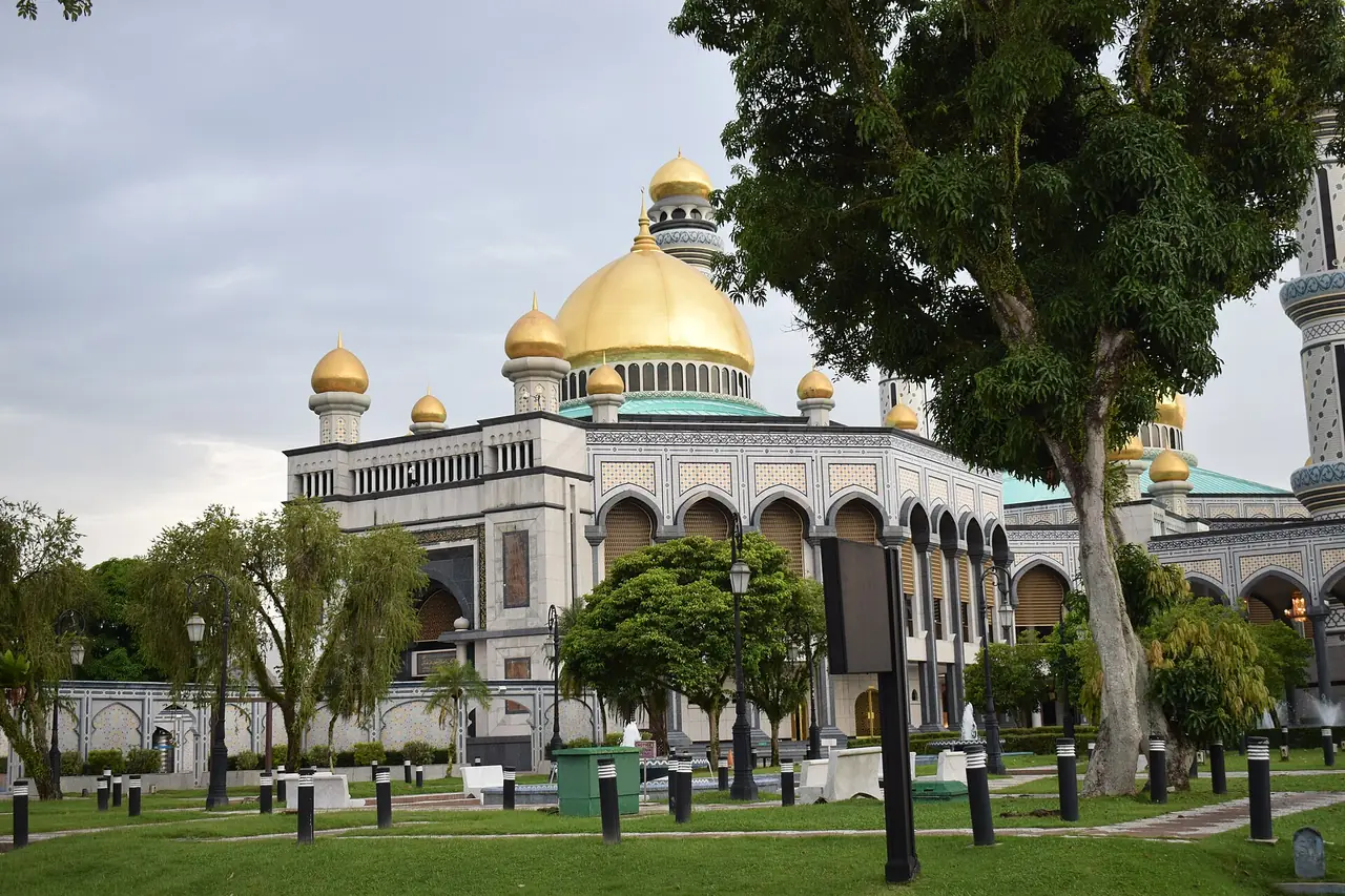 อาคารมัสยิดและสวนหน้าอาคาร ภาพจาก Wikimedia Commons ผู้ถ่าย Ravi Dwivedi สัญญา CC BY-SA 4.0 ปีที่ถ่ายไม่ระบุในชื่อไฟล์