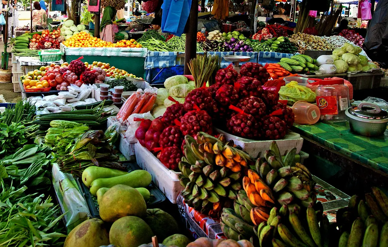 ผักผลไม้และกล้วยที่ตลาด Tamu Kianggeh ภาพจาก Wikimedia Commons ผู้ถ่าย Bernard Spragg. NZ สัญญา CC0 ปีที่ถ่ายไม่ระบุ