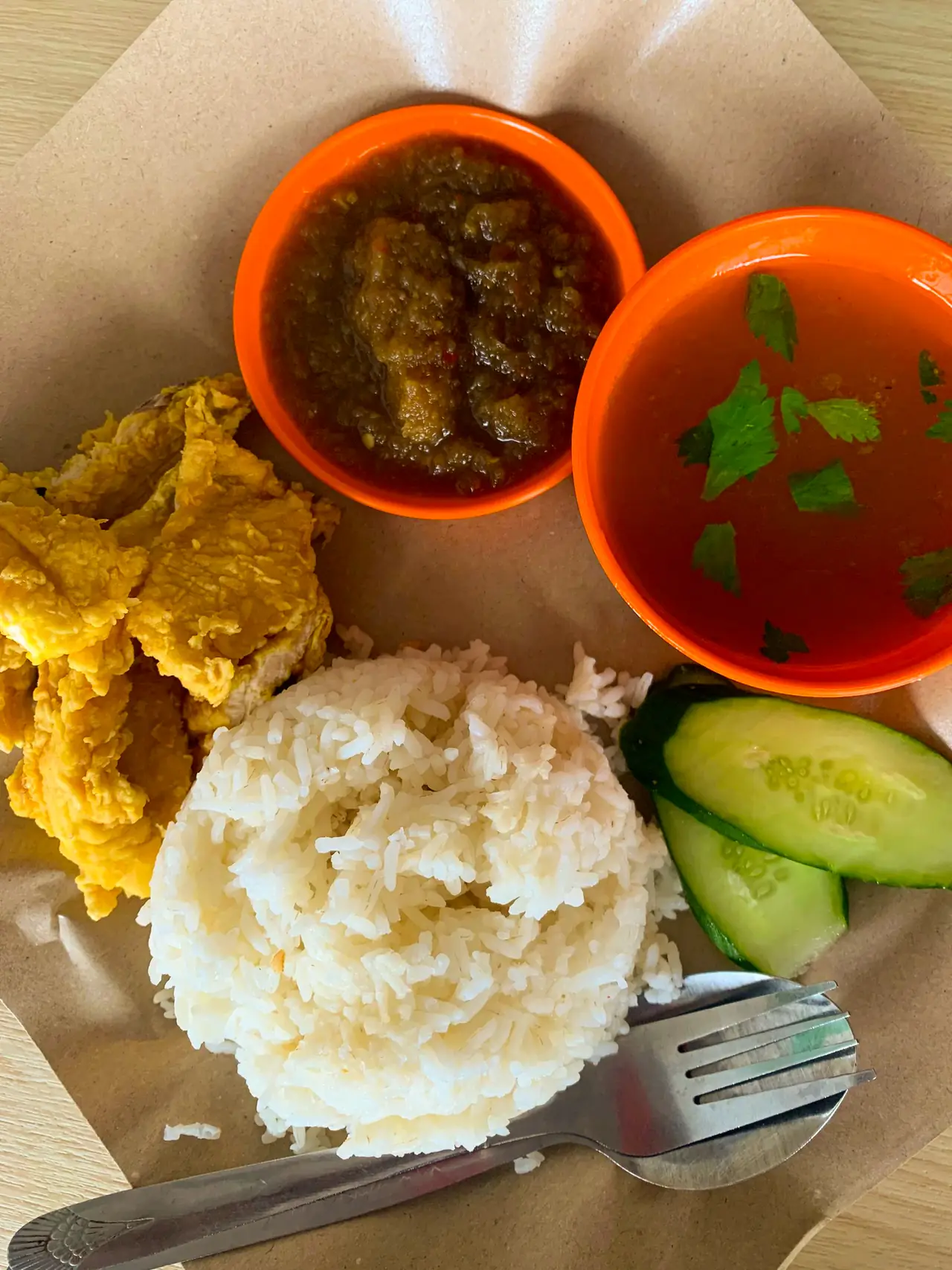 นาซิกาต็อก ข้าว ไก่ทอด น้ำพริก และน้ำซุปถ้วยเล็ก ภาพจาก Wikimedia Commons ผู้ถ่าย The Bangsawan สัญญา CC0