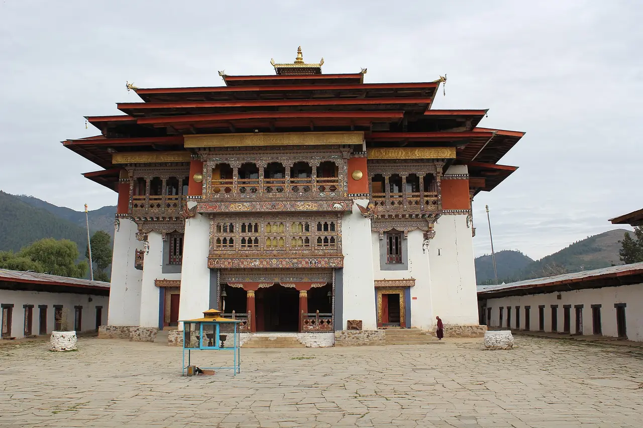 ลานหน้าวัดกังเตย พื้นหลังเป็นเขาสีเขียวของหุบเขาโพบจิกา ภาพจาก Wikimedia Commons ผู้ถ่าย Arian Zwegers สัญญา CC BY 2.0