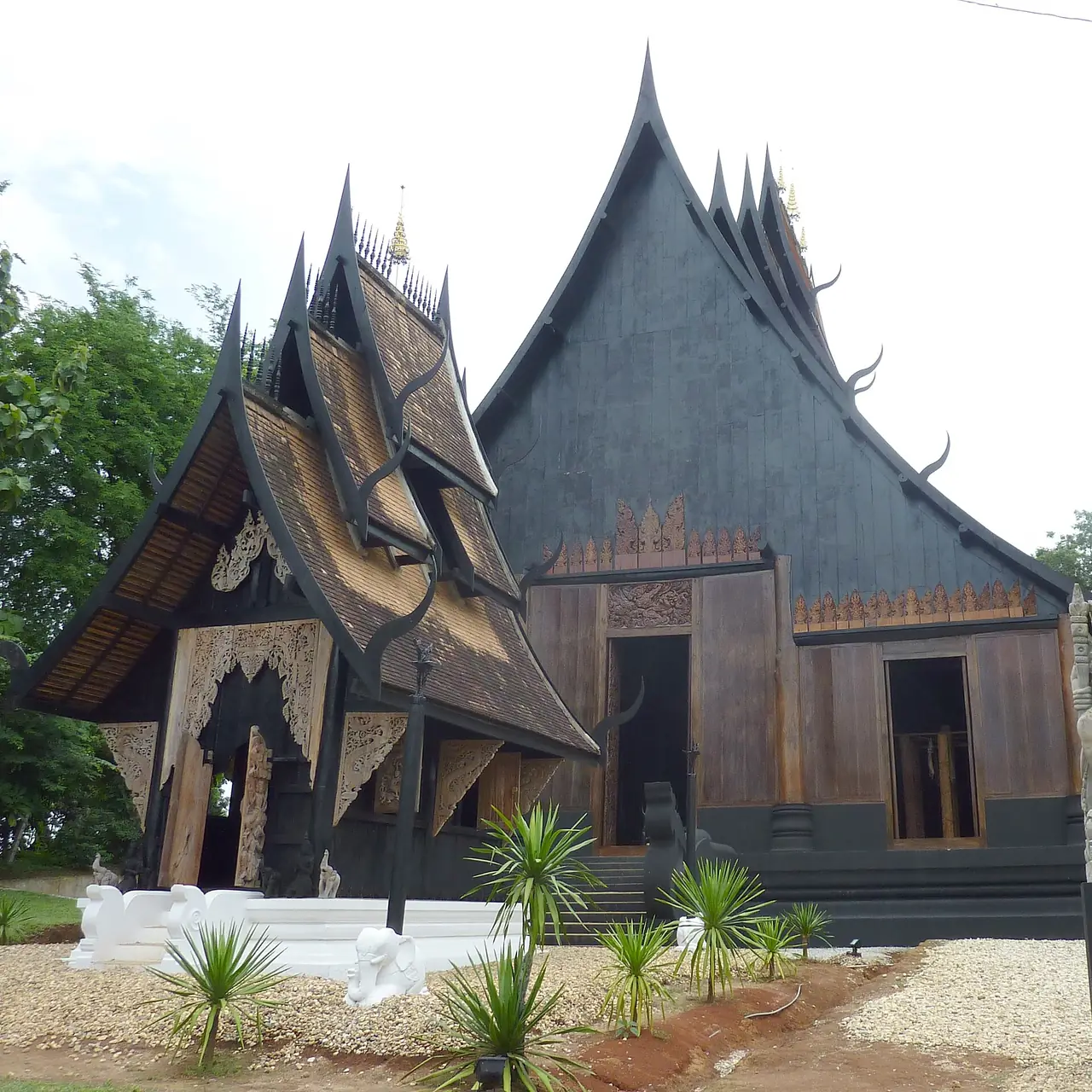 เรือนไม้สักสีดำในบ้านดำ