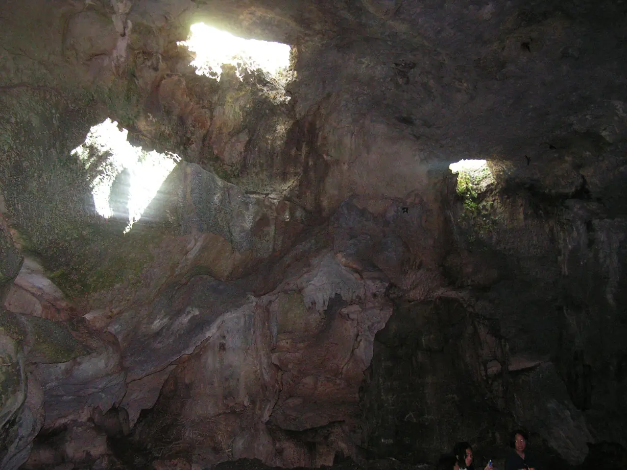 ถ้ำฮินากดานัน เกาะปังเลา ภาพไฟล์ที่ผู้ถ่ายเผยแพร่บน Commons