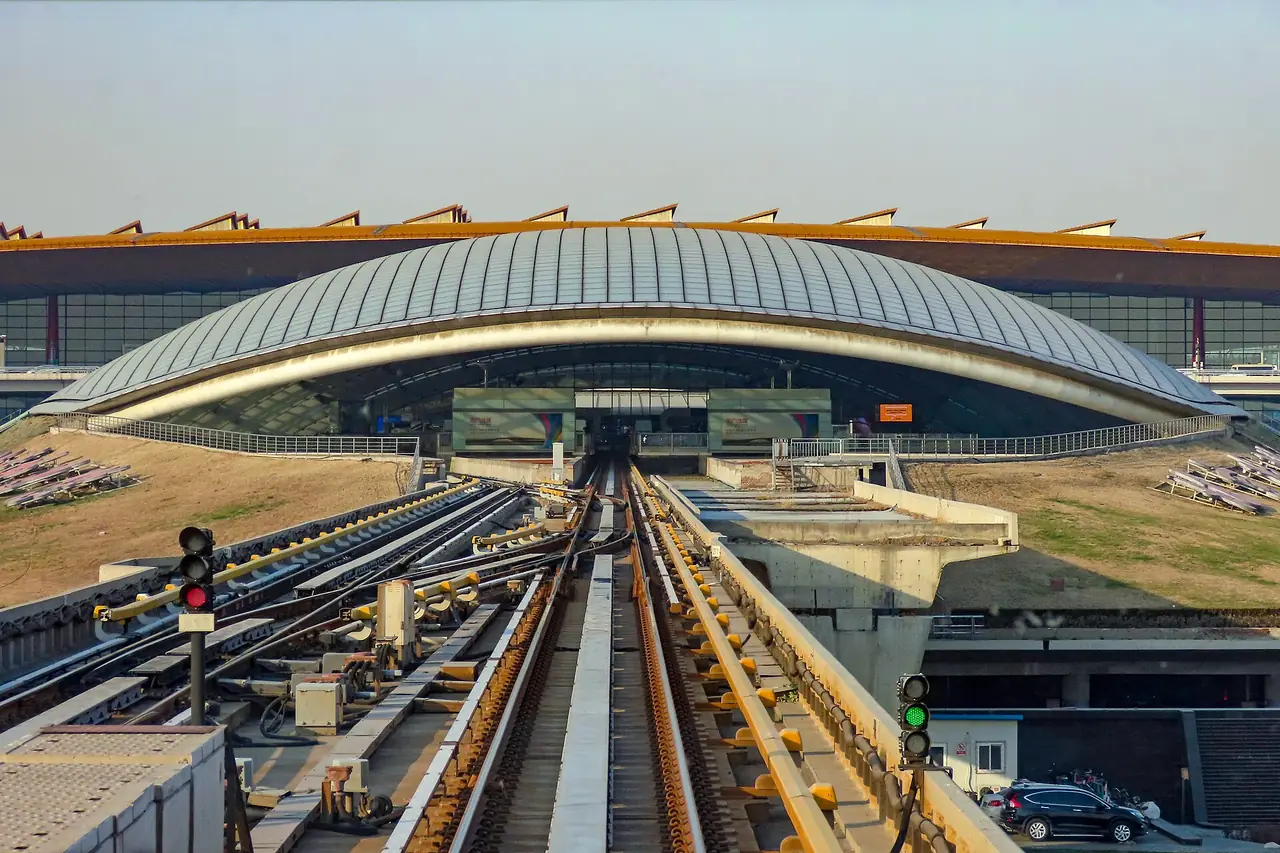 สถานีอาคาร 3 ของรถไฟสายสนามบินแคปิตอล ภาพถ่ายโดย N509FZ