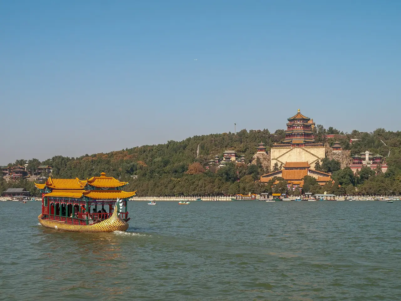 เรือโดยสารบนทะเลสาบคุนหมิง ภาพถ่ายโดย Ermell