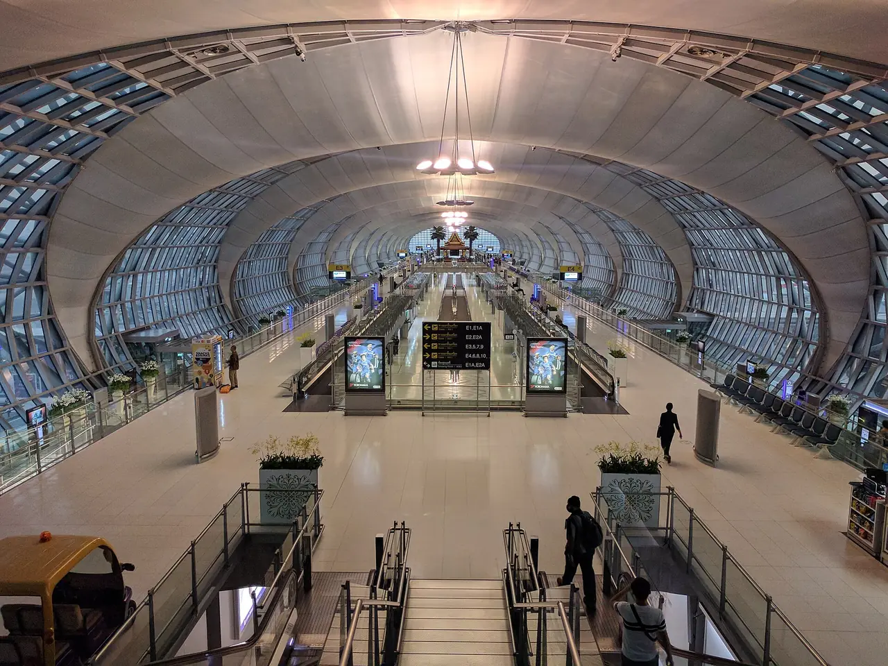 ภายในอาคารผู้โดยสารท่าอากาศยานสุวรรณภูมิ ภาพประกอบสนามบินต้นทางอีกแห่ง
