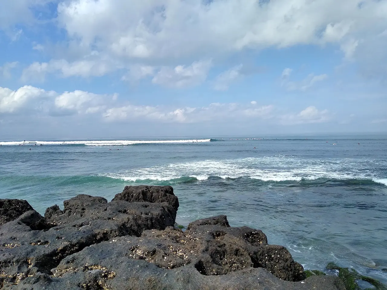 ชายฝั่งหินและคลื่นที่จังกู (ภาพชายหาด)