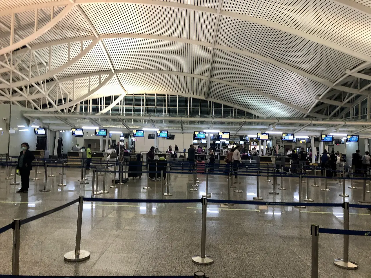 ด่านตรวจคนเข้าเมืองในอาคารผู้โดยสารระหว่างประเทศ สนามบินงูระห์ไร บาหลี