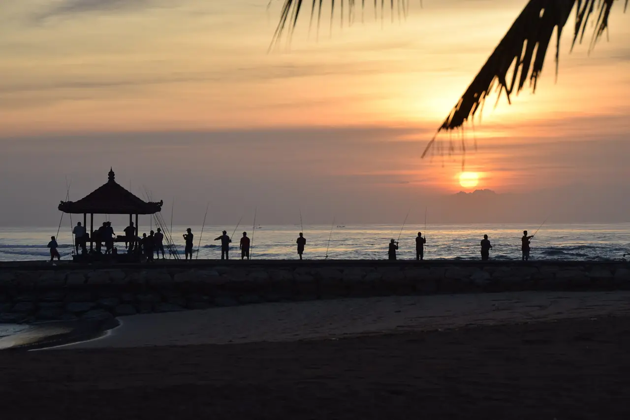 ชายหาดนูซาดัวช่วงพระอาทิตย์ขึ้น มีศาลาริมหาด (ภาพหาดช่วงเช้า)