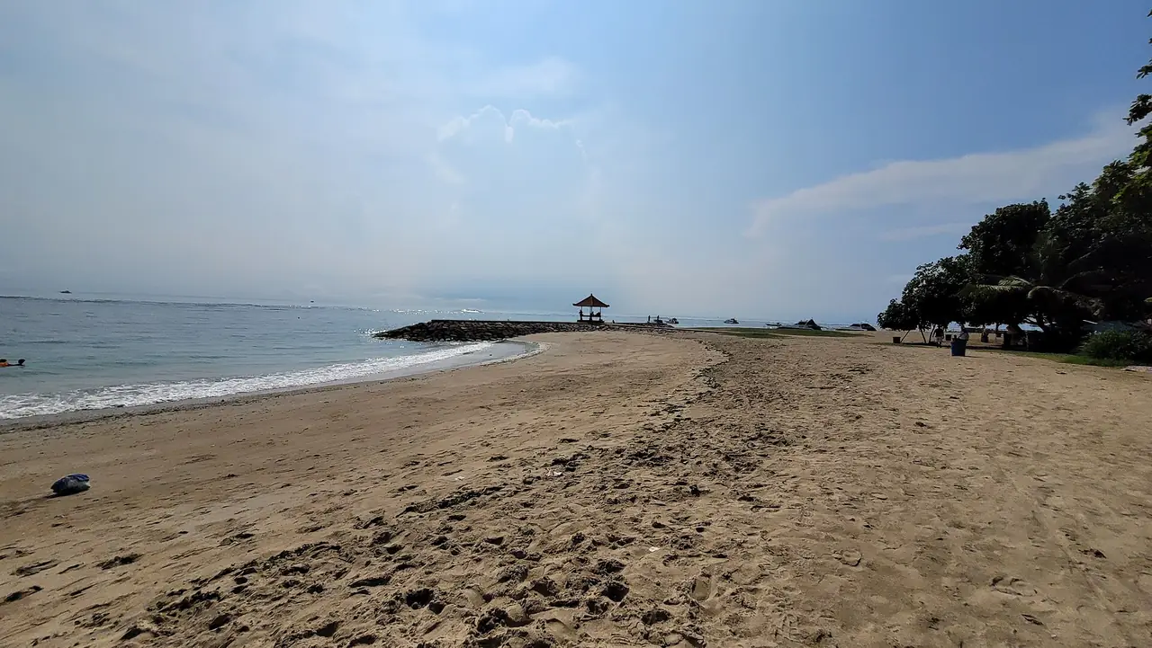 หาดซานูร์ มีศาลาริมหาดไกลออกไป (ภาพชายหาดช่วงเช้า)
